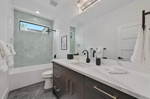 Bath - 2510 E 4th St #2, Austin, TX 78702 photo 4 of 5