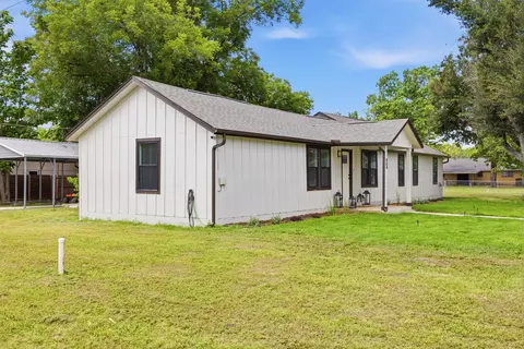 404 E Wolf St, Granger, TX 76530 photo 2