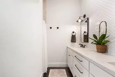 Bath - 1410 Hart St, Georgetown, TX 78626 photo 3 of 4
