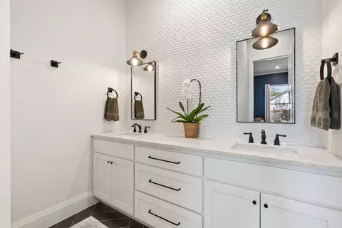 Bath - 1410 Hart St, Georgetown, TX 78626 photo 2 of 4