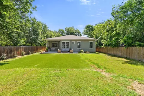 Exterior - 1410 Hart St, Georgetown, TX 78626 photo 7 of 13