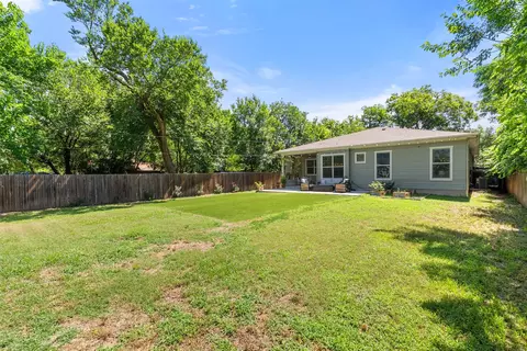 Exterior - 1410 Hart St, Georgetown, TX 78626 photo 6 of 13