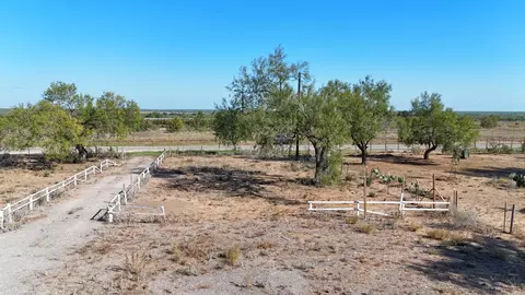 7051 County Rd, Moore, TX 78057 photo 2