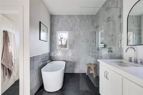 Bath - 906 E 14th St #A, Austin, TX 78702 photo 1 of 5