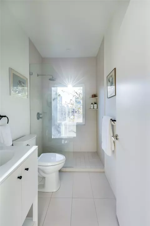 Bath - 906 E 14th St #A, Austin, TX 78702 photo 3 of 5