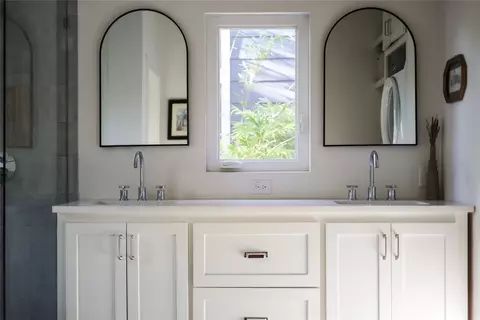 Bath - 906 E 14th St #A, Austin, TX 78702 photo 2 of 5