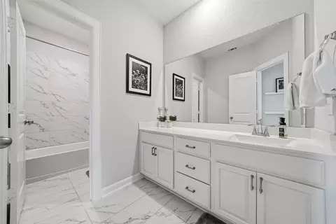 Bath - 594 Baretta Loop, Buda, TX 78610 photo 6 of 7