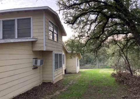 120 Center Creek Dr, Floresville, TX 78114