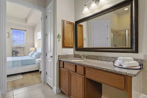Bath - 109 Wake Grv, Buda, TX 78610 photo 3 of 4