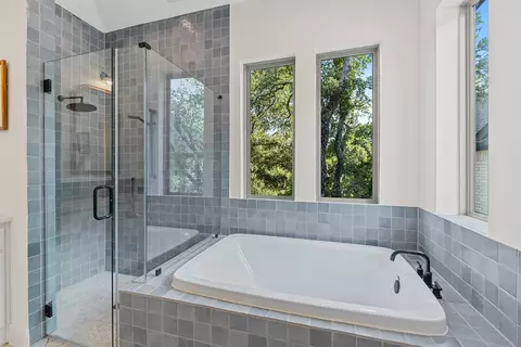Bath - 129 Hollytree Ct, Georgetown, TX 78628 photo 2 of 7