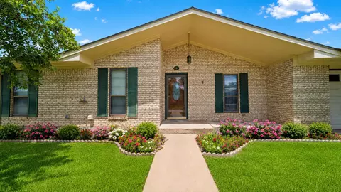 487 Edgewood Ave, Giddings, TX 78942