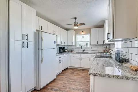 415 Seashell Dr, Surfside Beach, TX 77541 photo 6