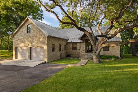 302 Guadalupe River Dr, Seguin, TX 78155