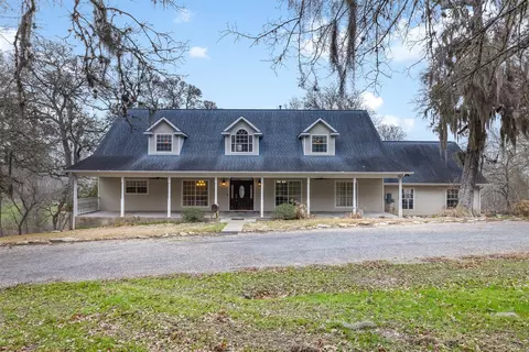 601 Country Club Ct, La Grange, TX 78945
