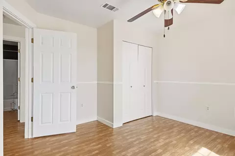 240 Park Meadow Dr, Jarrell, TX 76537