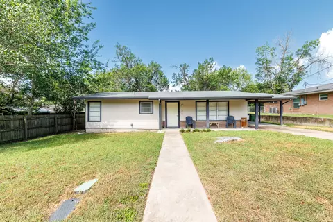 1215 N Hamilton St, Gonzales, TX 78629