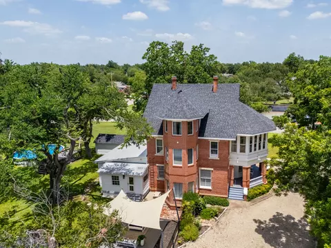 1220 W Lake Dr, Taylor, TX 76574