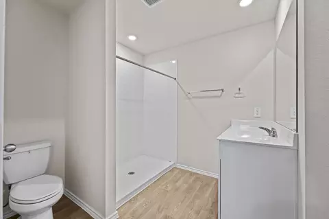 Bath - 405 Wild Goose Dr, Luling, TX 78648 photo 2 of 2