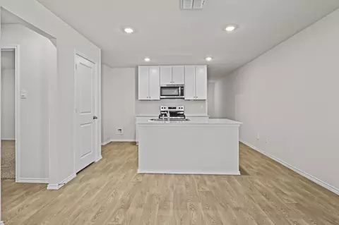 Kitchen - 405 Wild Goose Dr, Luling, TX 78648 photo 2 of 2
