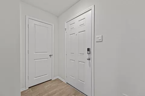 Entry Way - 405 Wild Goose Dr, Luling, TX 78648 photo 2 of 4
