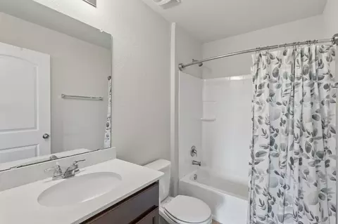 Bath - 809 Whitman Ave, Georgetown, TX 78626 photo 4 of 4
