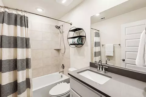 Bath - 862 Pepperbark Loop, Buda, TX 78610 photo 4 of 4