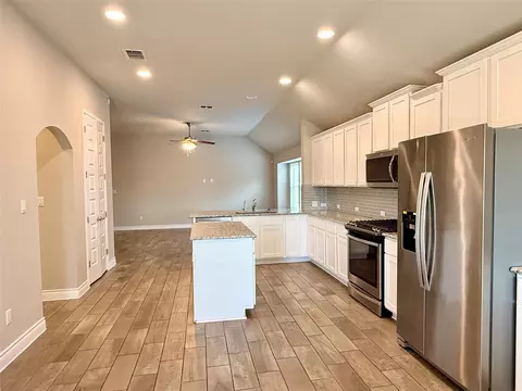 Kitchen - 199 Tailwind Dr, Kyle, TX 78640 photo 3 of 4