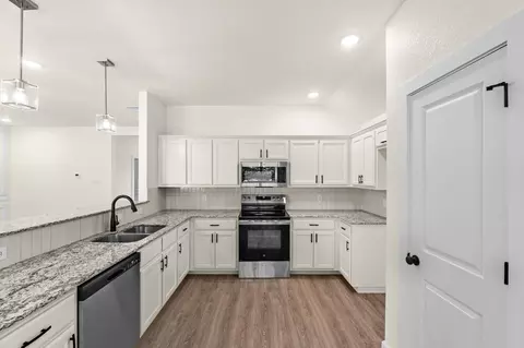 Kitchen - 2119 Blackhawk Loop, Belton, TX 76513 photo 2 of 2
