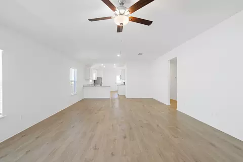 112 Wirepass Crst, Jarrell, TX 76537 photo 3