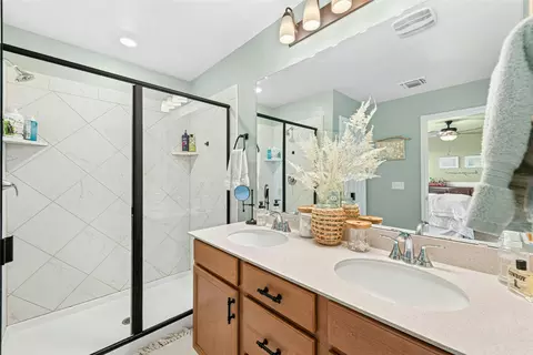 Bath - 2001 Saskatoon St, Georgetown, TX 78626 photo 3 of 5