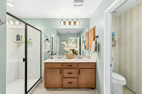 Bath - 2001 Saskatoon St, Georgetown, TX 78626 photo 2 of 5
