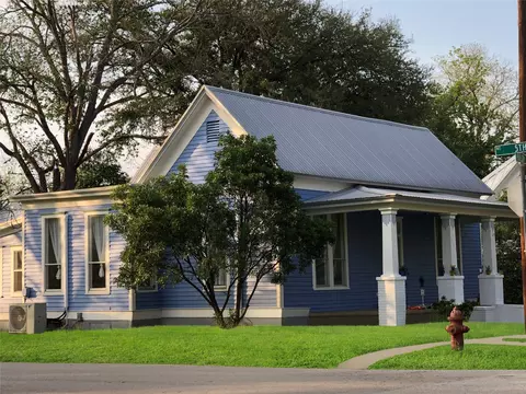 501 Burleson St, Smithville, TX 78957
