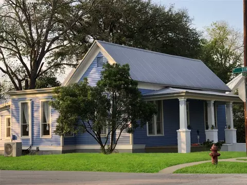 501 Burleson St, Smithville, TX 78957