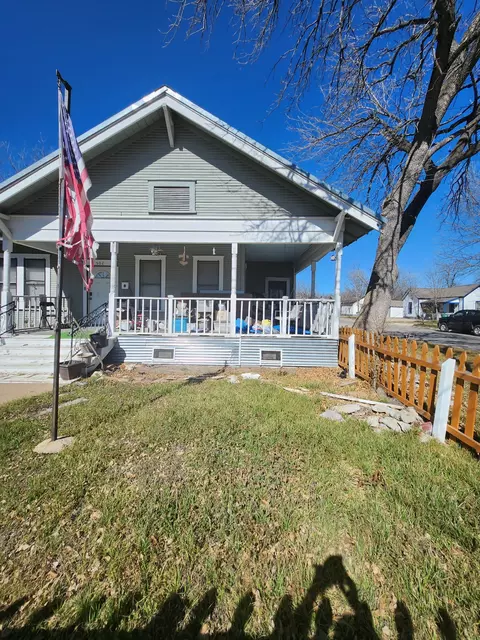 502 W 4th St, Taylor, TX 76574