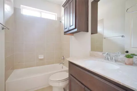 Bath - 2301 Yaupon Range Dr, Leander, TX 78641 photo 3 of 4