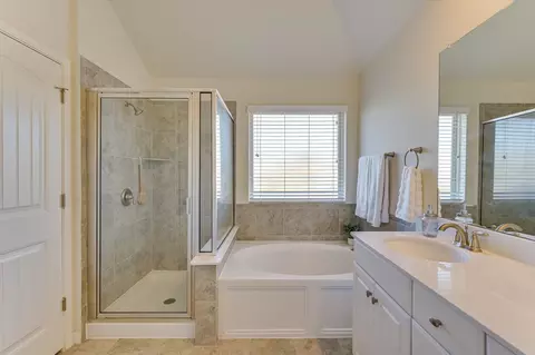 Bath - 135 Tailwind Dr, Kyle, TX 78640 photo 2 of 2