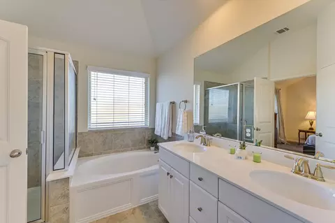 Bath - 135 Tailwind Dr, Kyle, TX 78640 photo 1 of 2