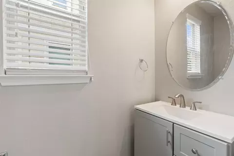 Bath - 366 Eagle Brook Ln, Buda, TX 78610 photo 4 of 4