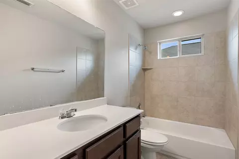 Bath - 366 Eagle Brook Ln, Buda, TX 78610 photo 1 of 4