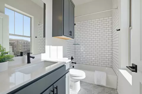 Bath - 905 Pullman St, Leander, TX 78641 photo 3 of 5