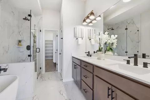 Bath - 905 Pullman St, Leander, TX 78641 photo 4 of 5
