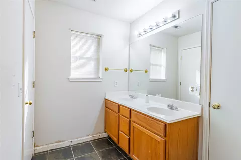 Bath - 600 Tobin Dr, Buda, TX 78610 photo 1 of 3