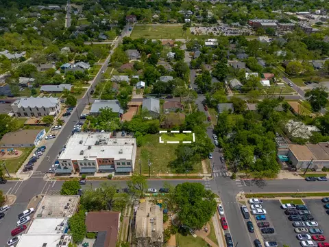 205 E 9th St, Georgetown, TX 78626 photo 2