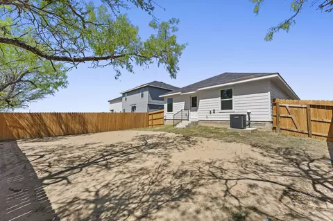 Exterior - 304 Wild Goose Dr, Luling, TX 78648 photo 2 of 2
