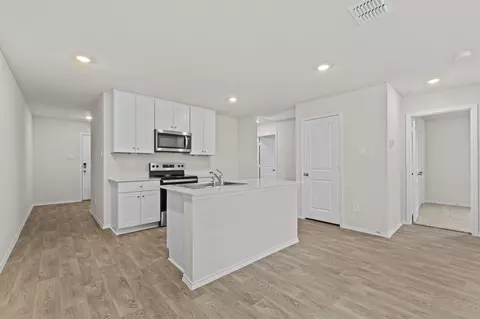 Kitchen - 304 Wild Goose Dr, Luling, TX 78648 photo 2 of 2