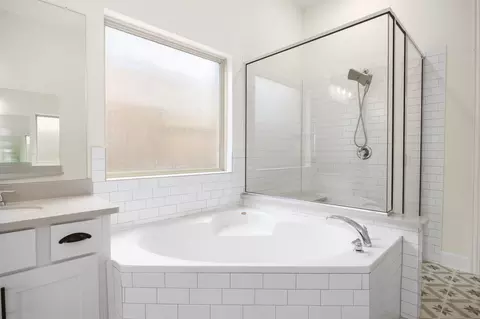 Bath - 1098 Cherrystone Loop, Buda, TX 78610 photo 2 of 5