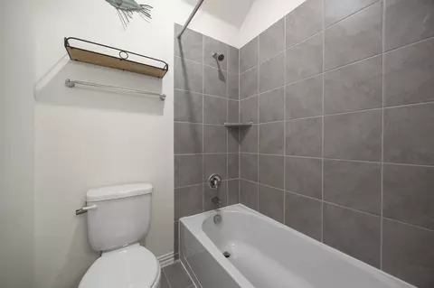 Bath - 1098 Cherrystone Loop, Buda, TX 78610 photo 4 of 5