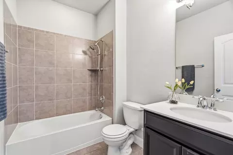 Bath - 2300 Centennial Loop, Round Rock, TX 78665 photo 3 of 4