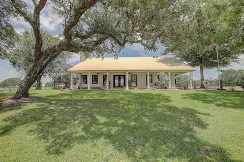 4214 Old College Rd, La Grange, TX 78945