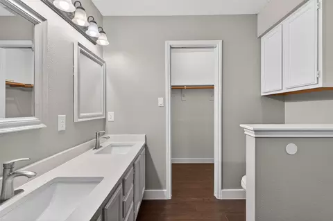 Bath - 7601 Windrush Dr, Austin, TX 78729 photo 2 of 4